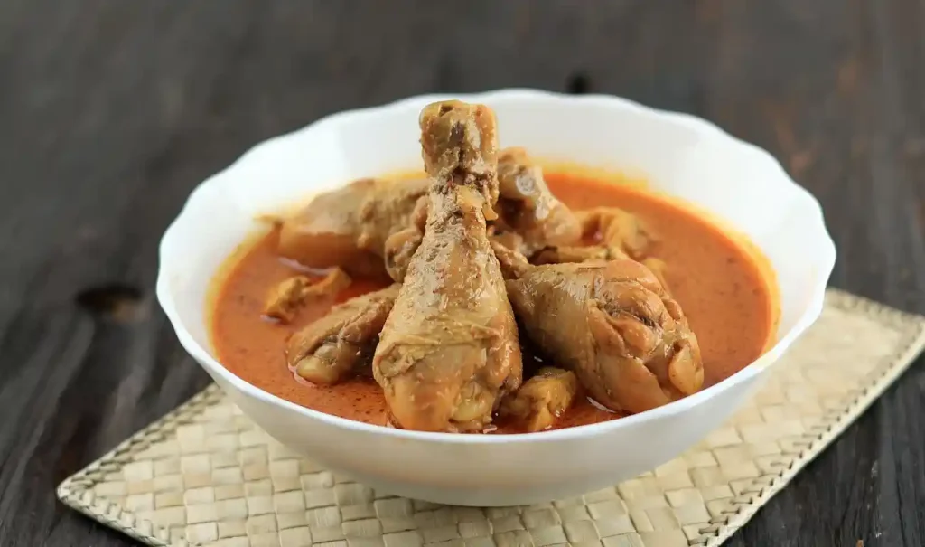 Simple chicken gulai is more than just a common home-cooked meal; it embodies the rich warmth of Indonesian spices in every spoonful. With readily available ingredients and straightforward cooking steps, this recipe delivers a perfect blend of spicy flavors and creamy coconut milk, ideal for lunch or special occasions.